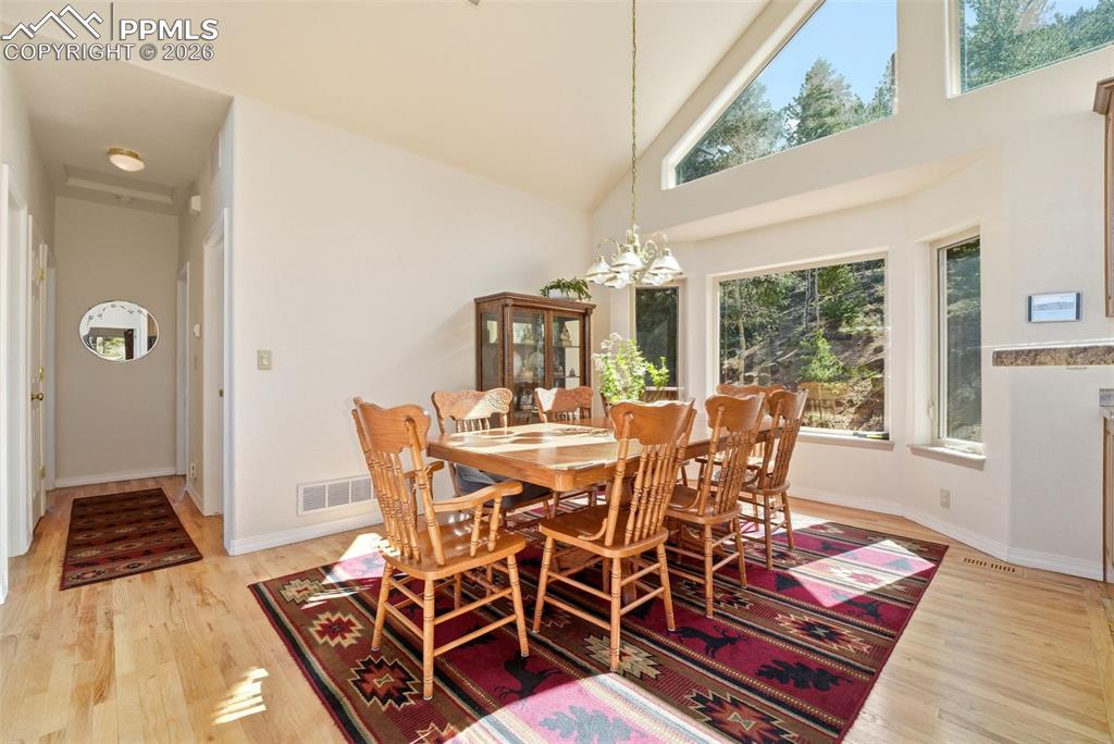 Image 41 of 50: Dining Area