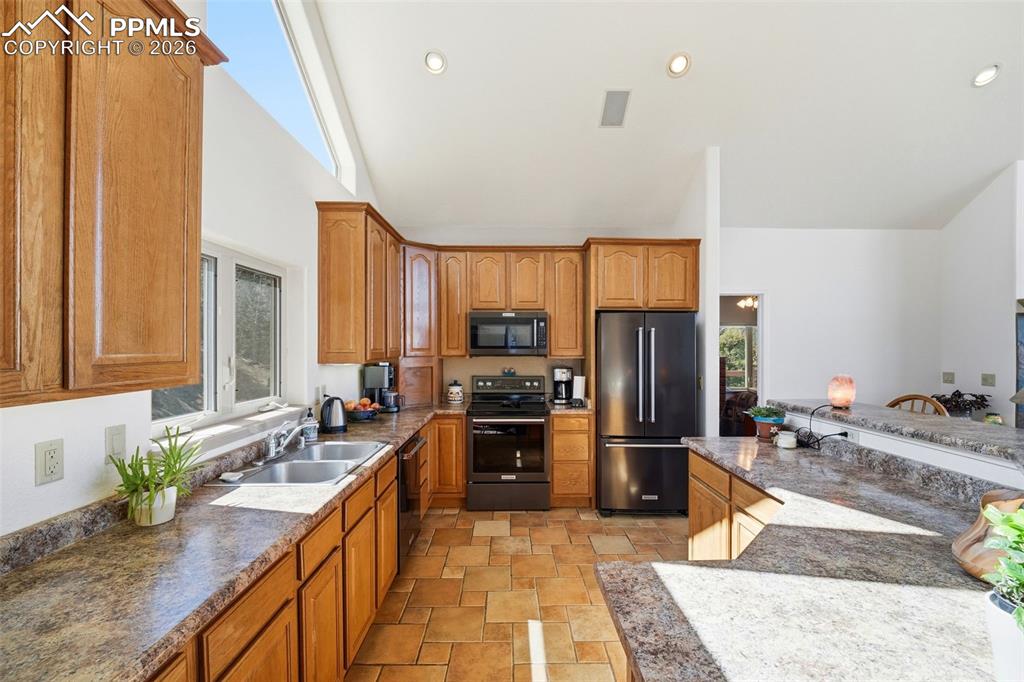 Image 6 of 50: Kitchen