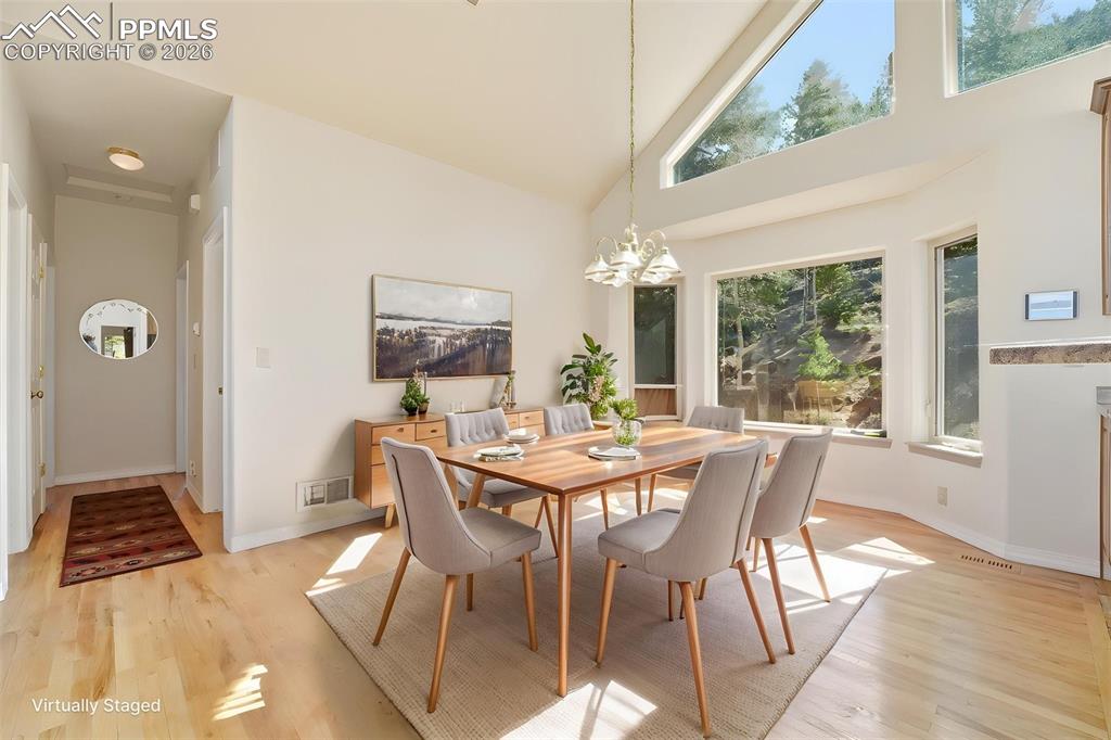 Image 7 of 50: Dining Area