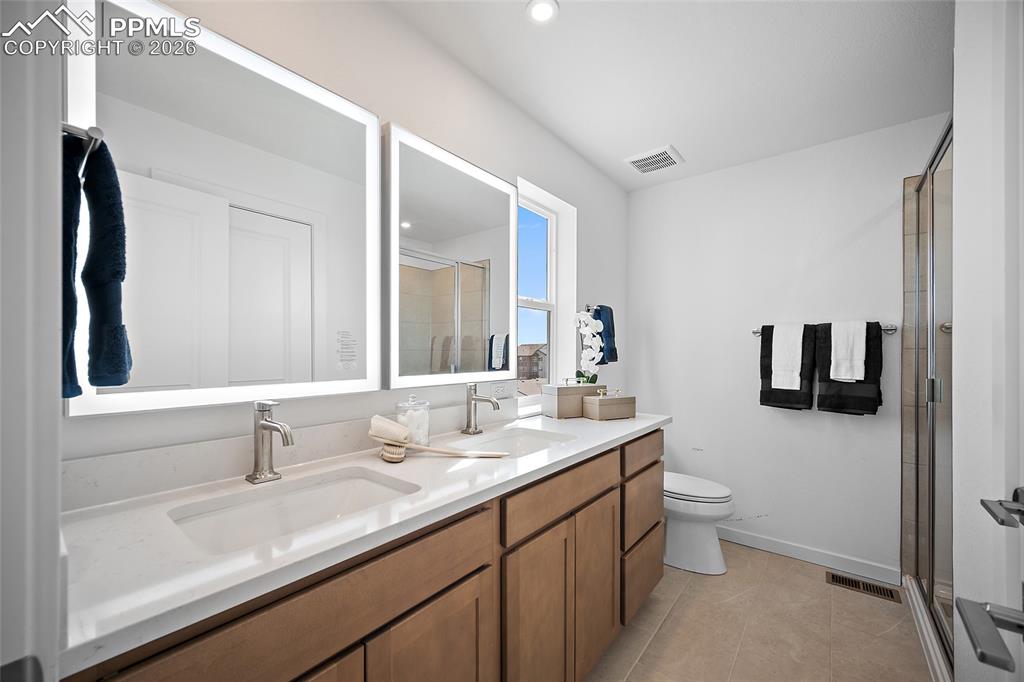 Image 16 of 21: Bathroom