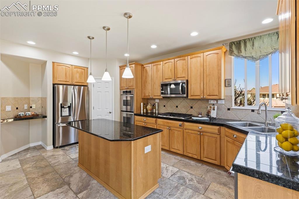 Image 10 of 50: Kitchen