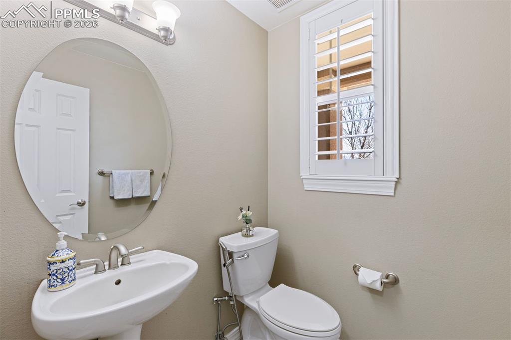 Image 17 of 50: Bathroom