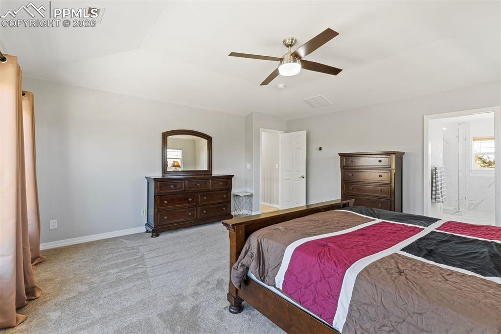 Image 19 of 50: Bedroom