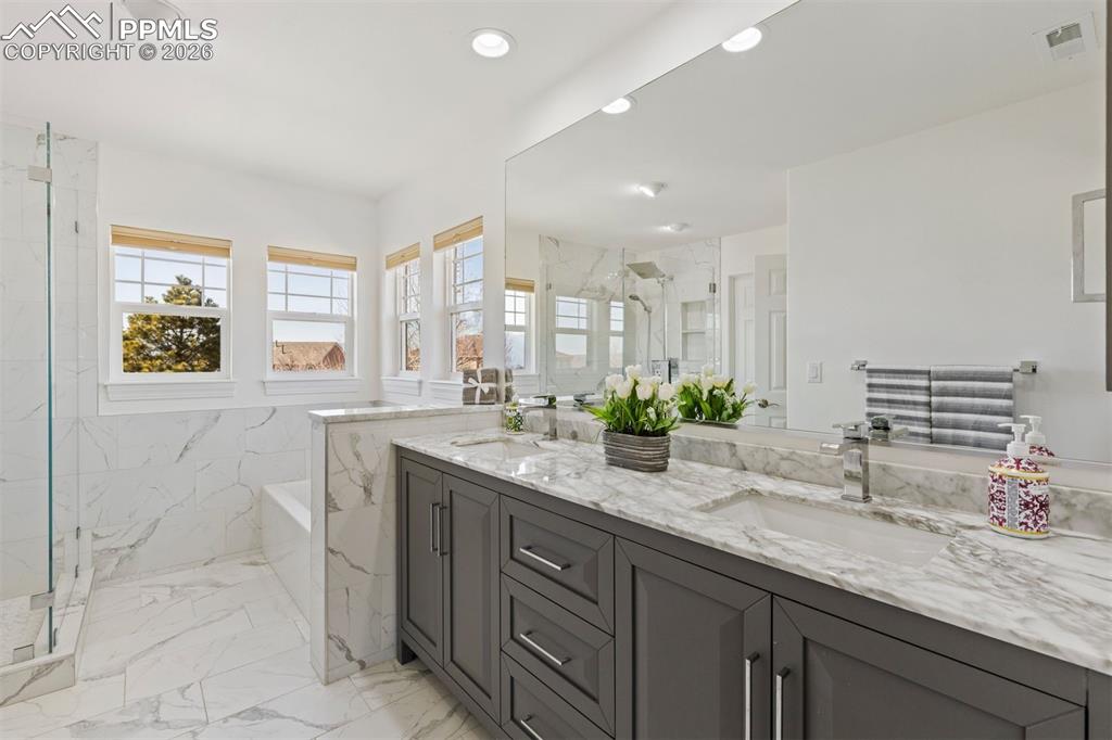 Image 20 of 50: Bathroom