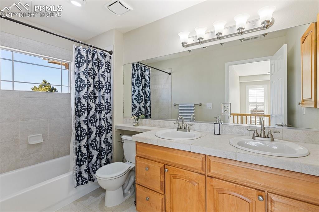 Image 25 of 50: Bathroom