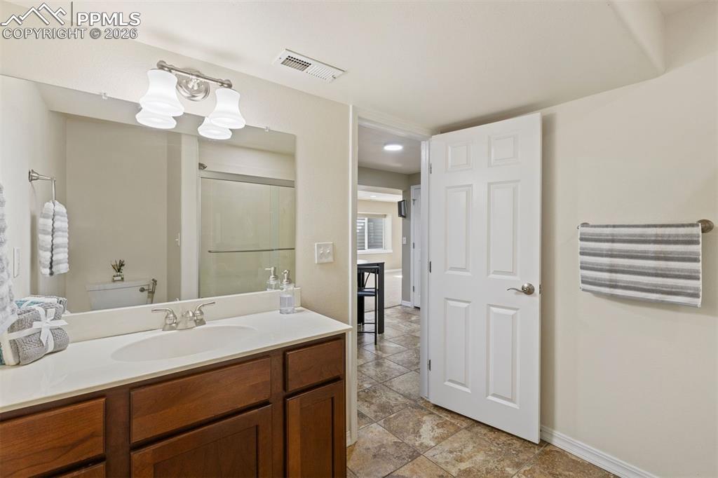 Image 32 of 50: Bathroom