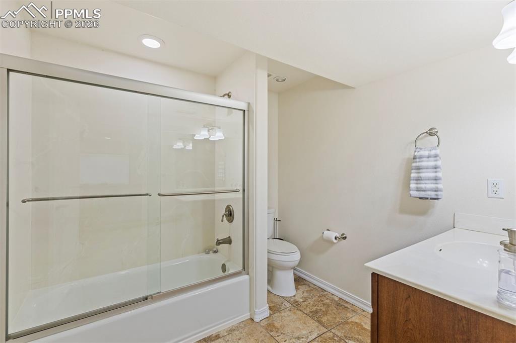 Image 33 of 50: Bathroom