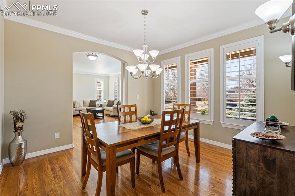 Image 4 of 50: Dining Area