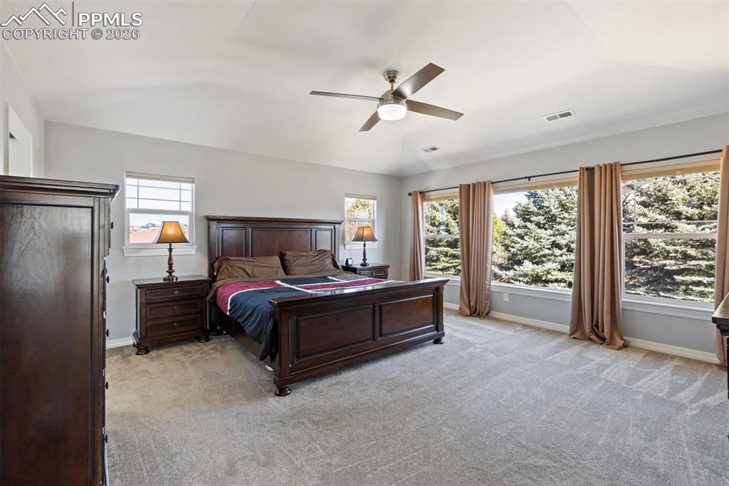 Image 5 of 50: Bedroom