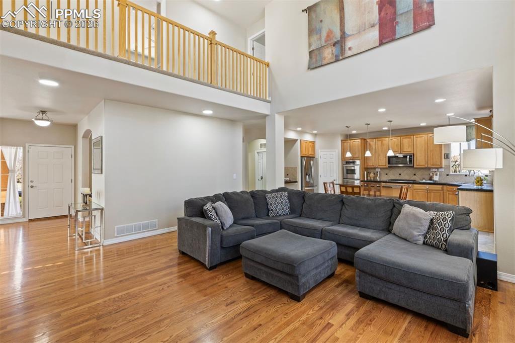 Image 7 of 50: Living Room