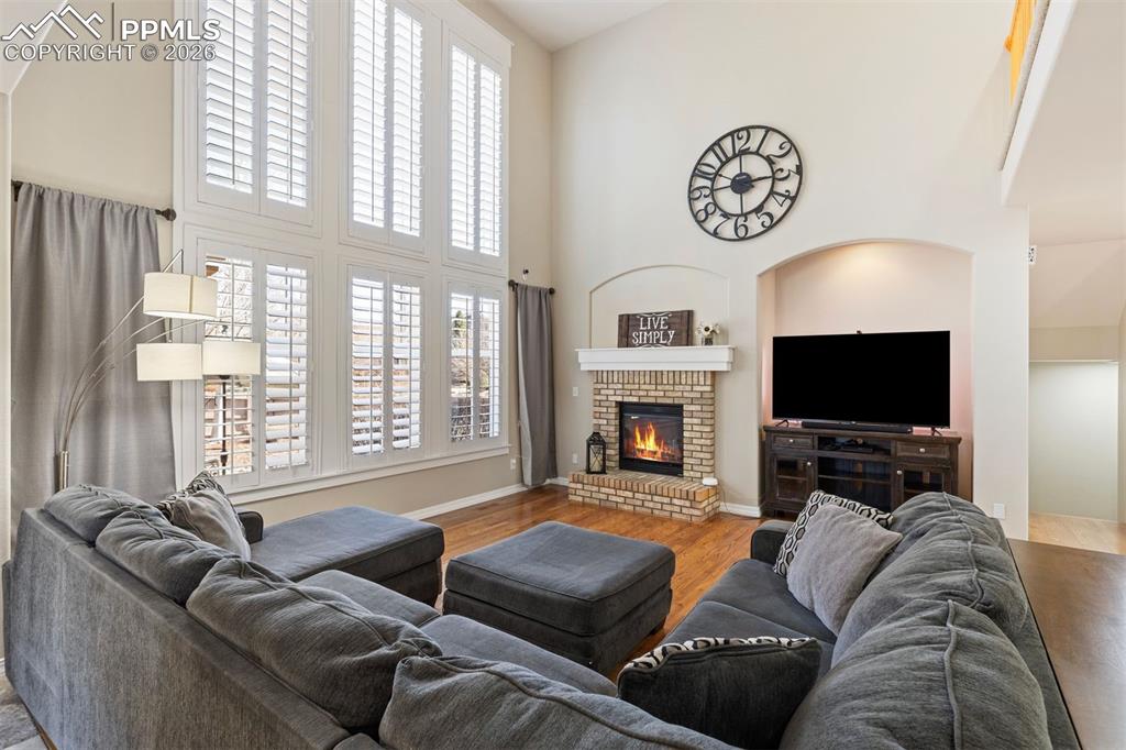 Image 8 of 50: Living Room