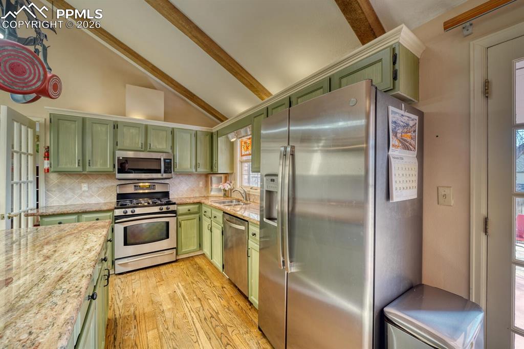 Image 14 of 43: Kitchen