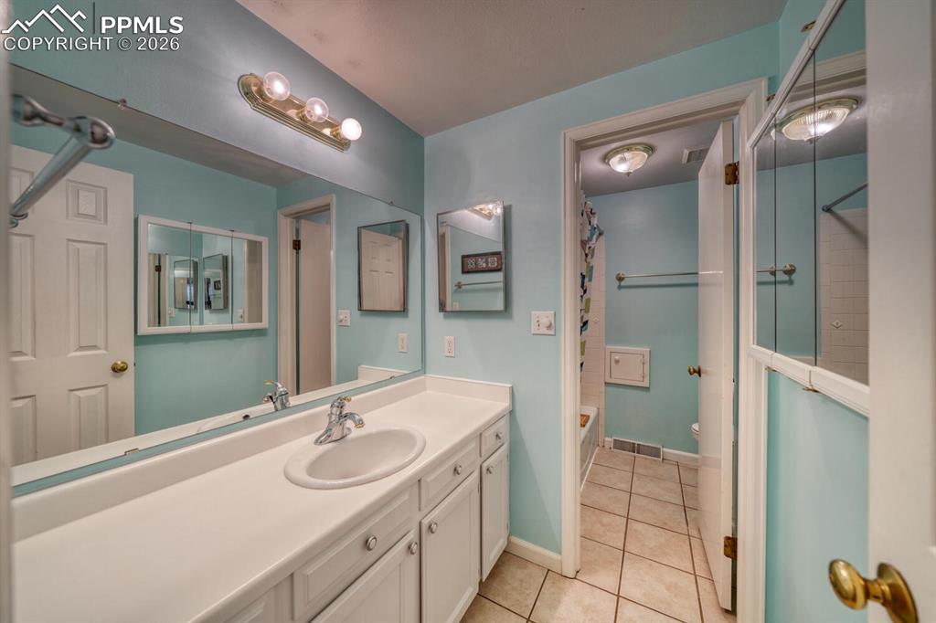 Image 25 of 43: Bathroom