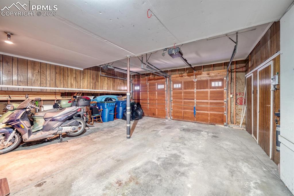 Image 41 of 43: Garage