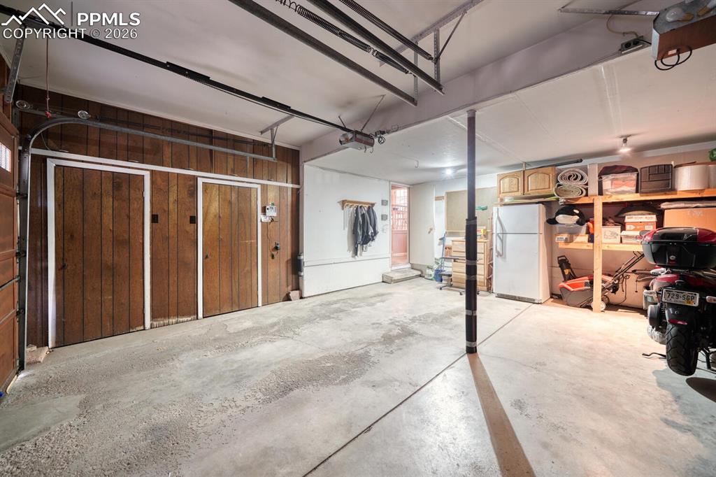 Image 42 of 43: Garage