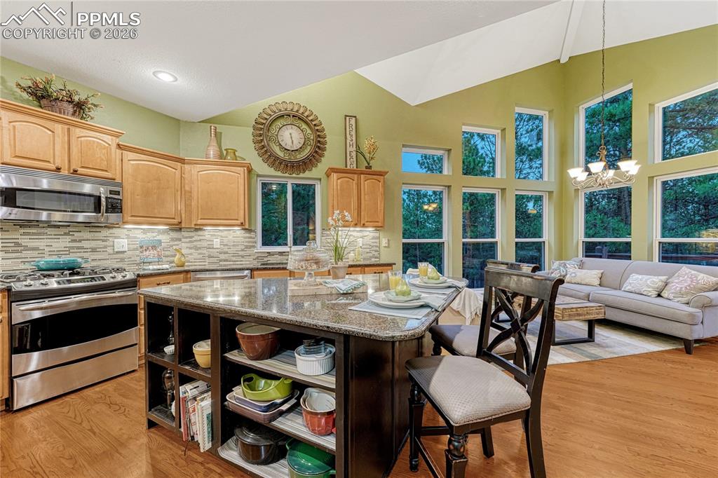 Image 13 of 50: Kitchen