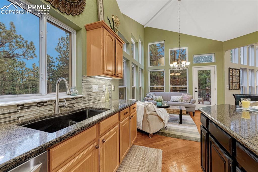 Image 14 of 50: Kitchen