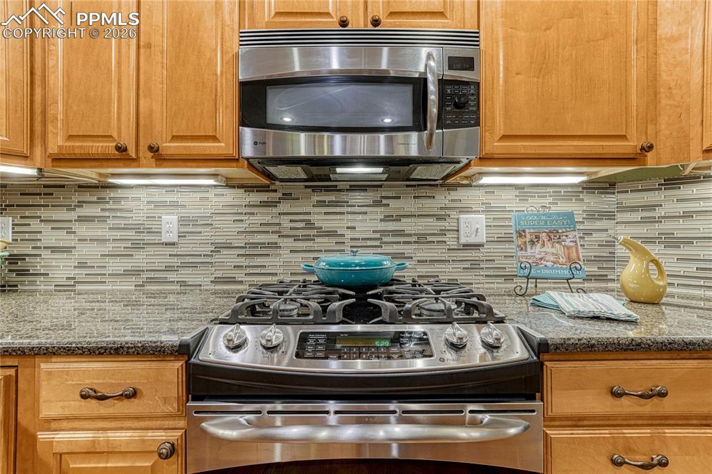 Image 15 of 50: Kitchen