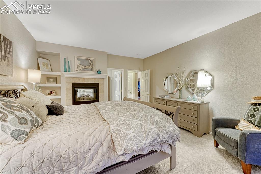 Image 17 of 50: Bedroom