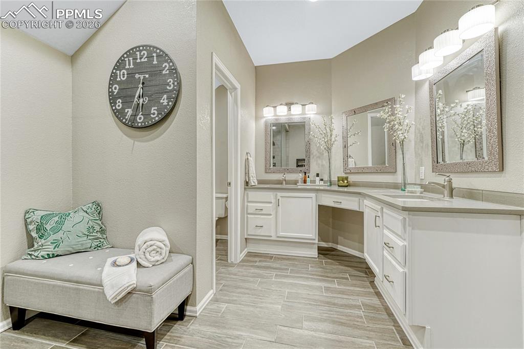 Image 19 of 50: Bathroom