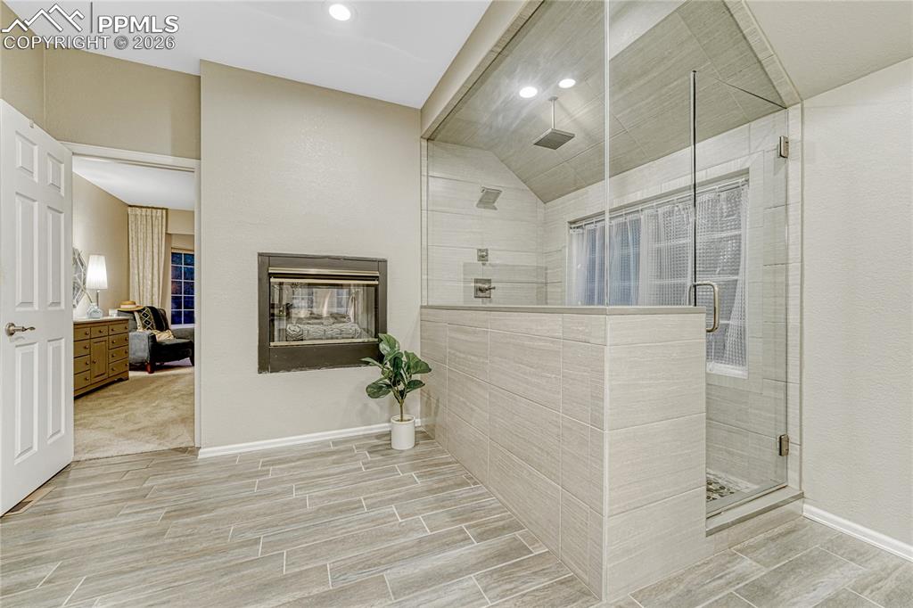 Image 20 of 50: Bathroom