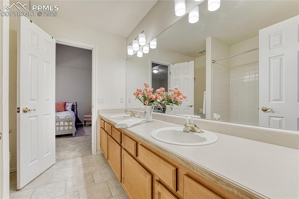 Image 26 of 50: Bathroom