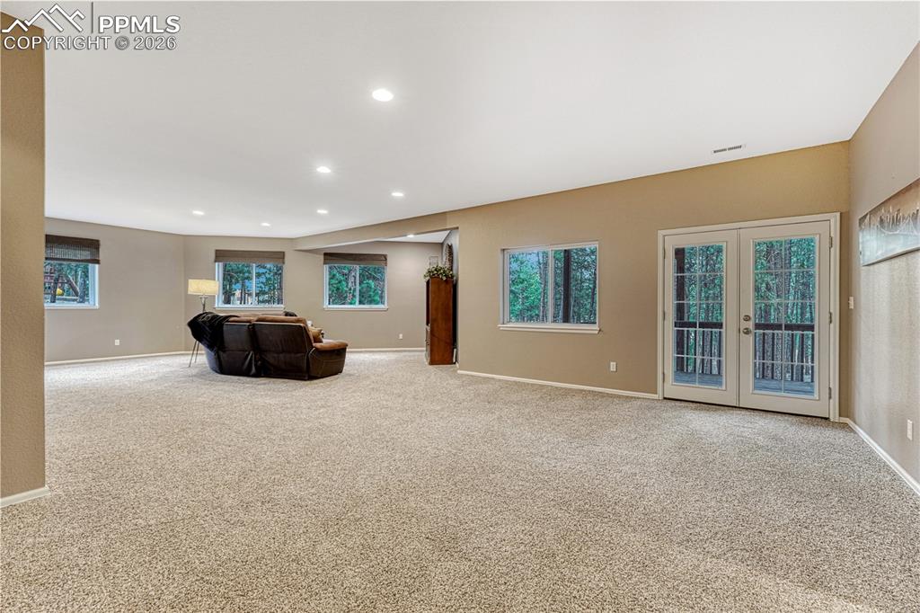 Image 32 of 50: Living Room