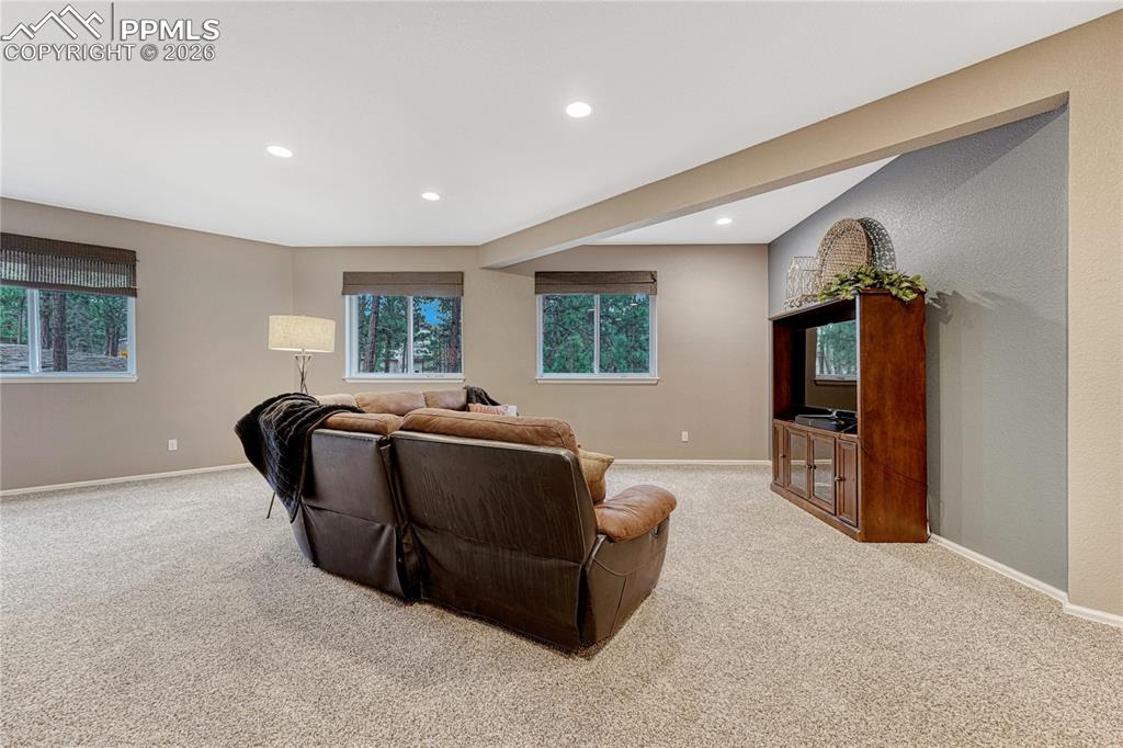 Image 33 of 50: Living Room