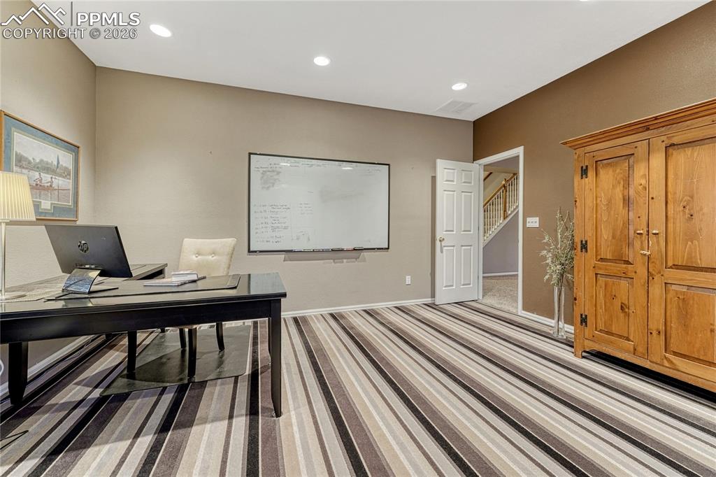 Image 39 of 50: Office