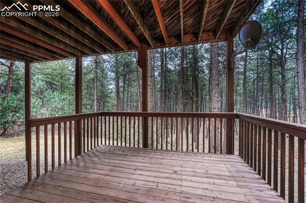 Image 41 of 50: Deck