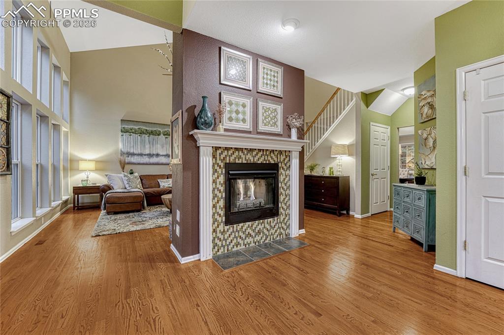 Image 6 of 50: Living Room