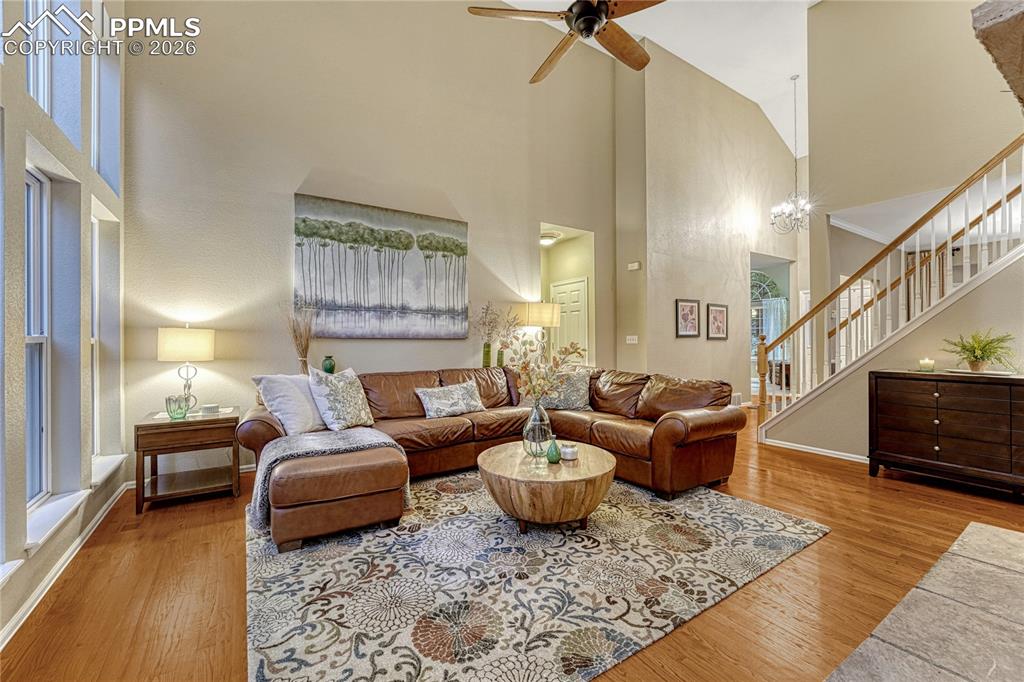 Image 7 of 50: Living Room