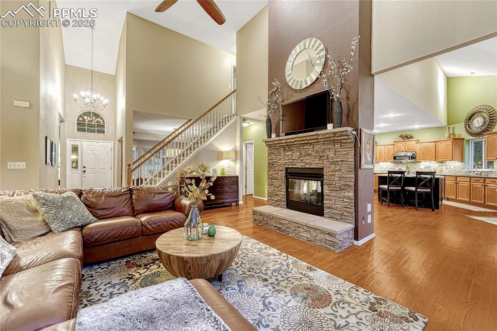 Image 8 of 50: Living Room