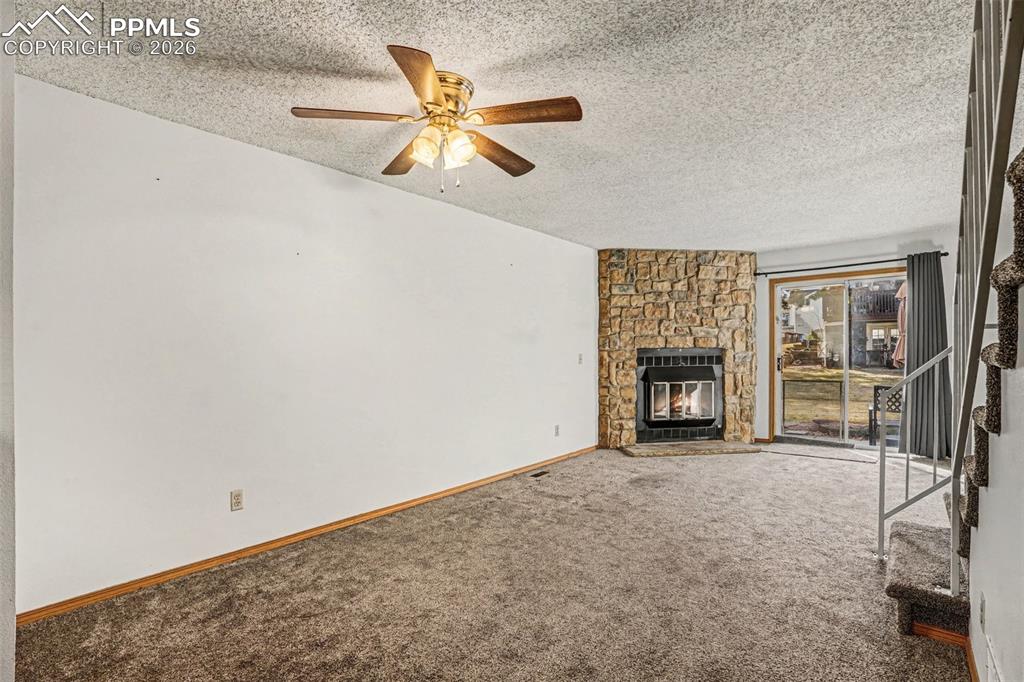 Image 11 of 14: Living Room