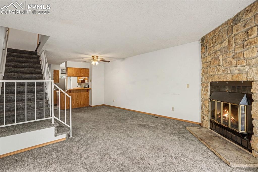 Image 12 of 14: Living Room