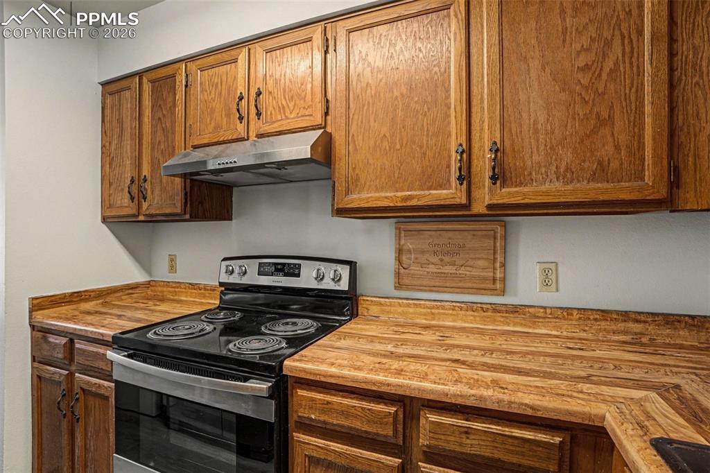 Image 4 of 14: Kitchen