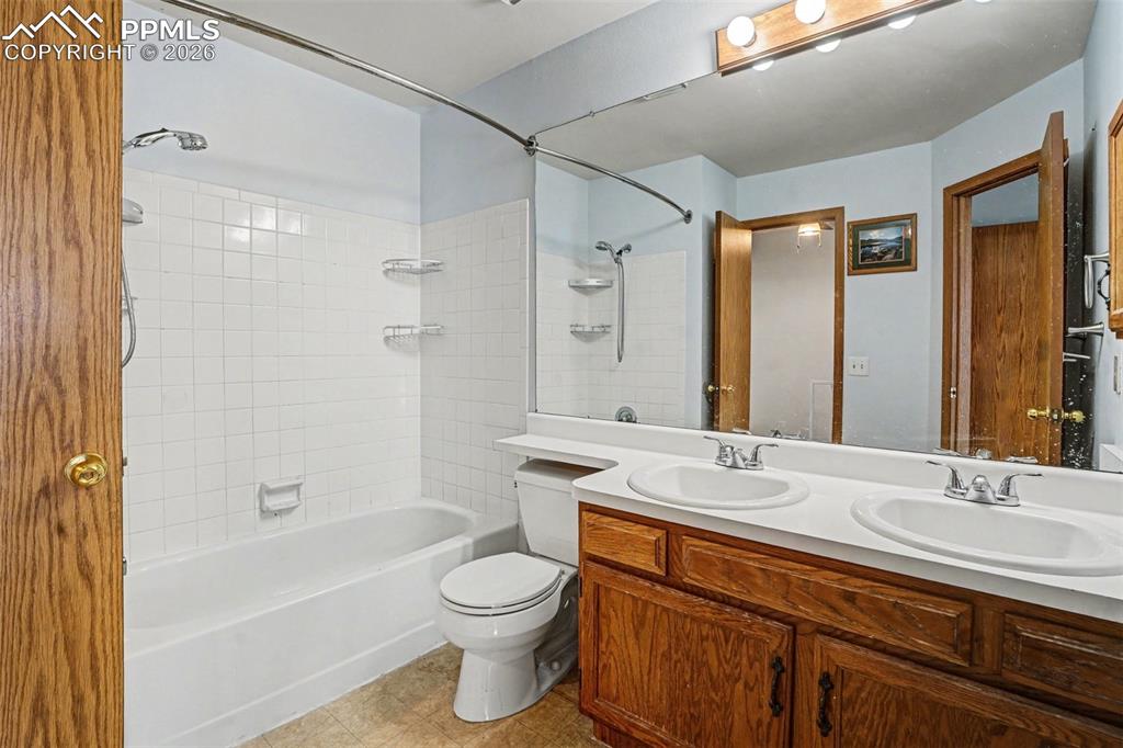 Image 7 of 14: Bathroom