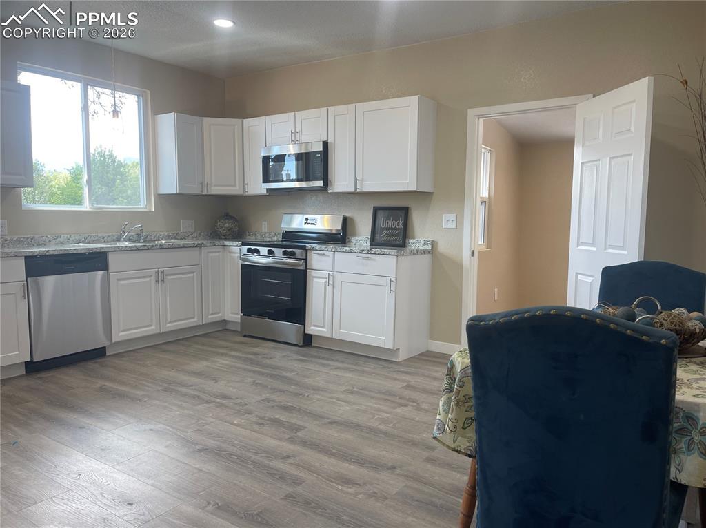 Image 10 of 24: Kitchen