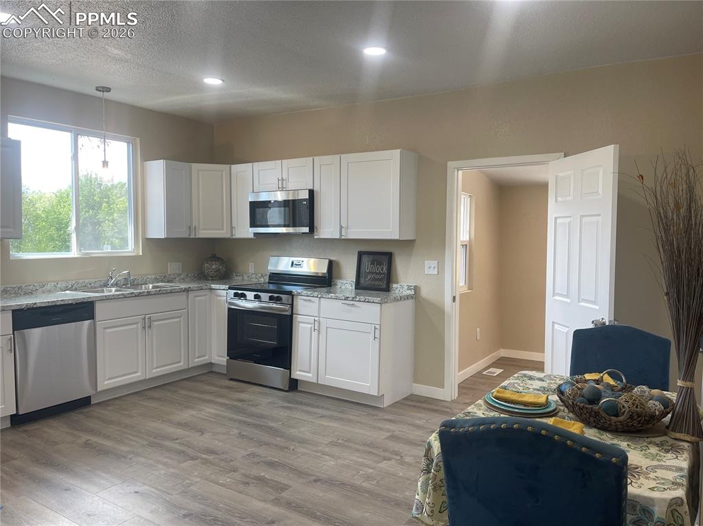 Image 11 of 24: Kitchen