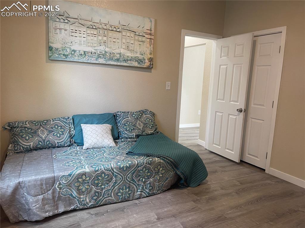 Image 14 of 24: Bedroom