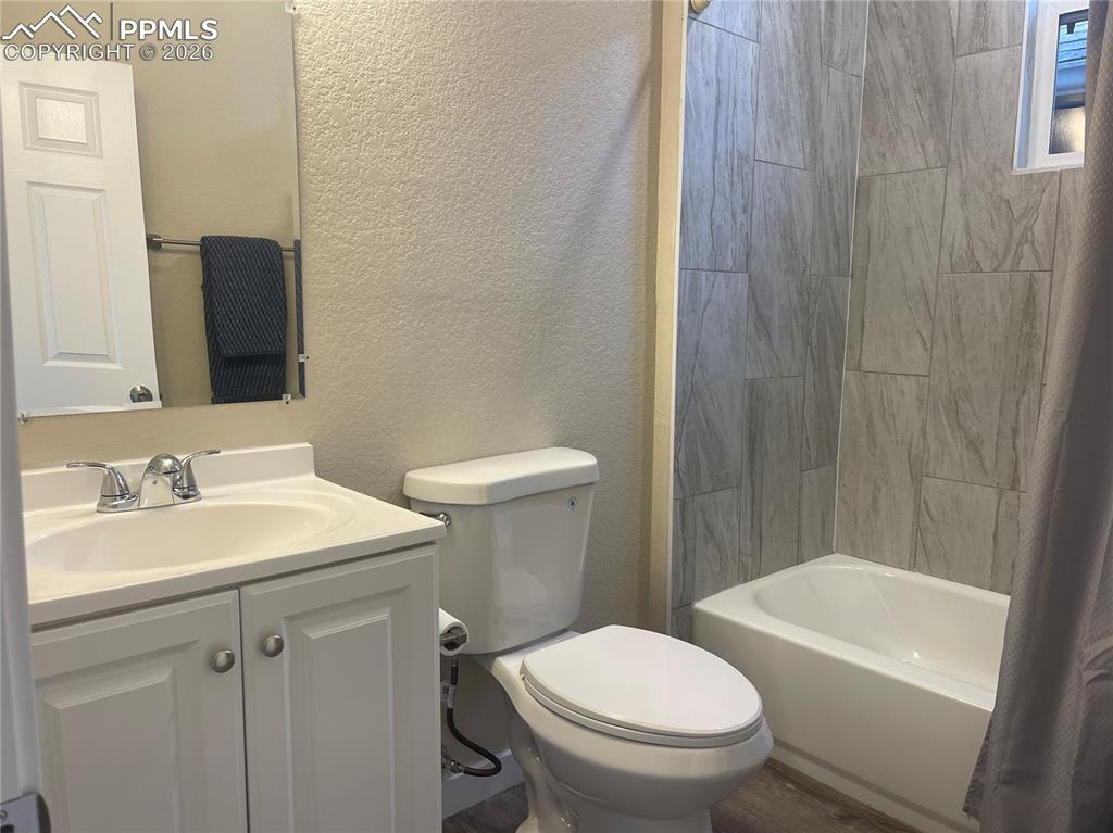 Image 17 of 24: Bathroom