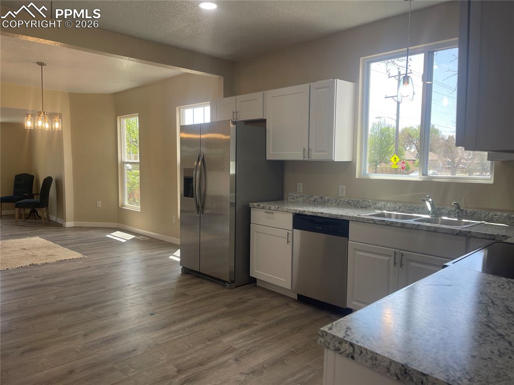 Image 7 of 24: Kitchen
