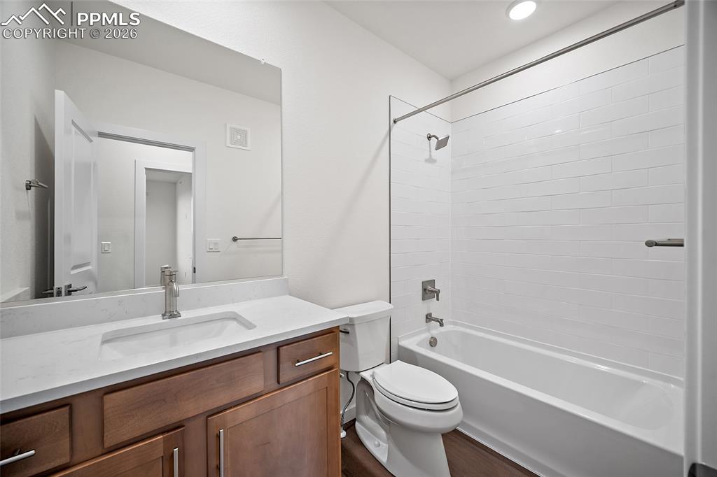 Image 12 of 28: Bathroom