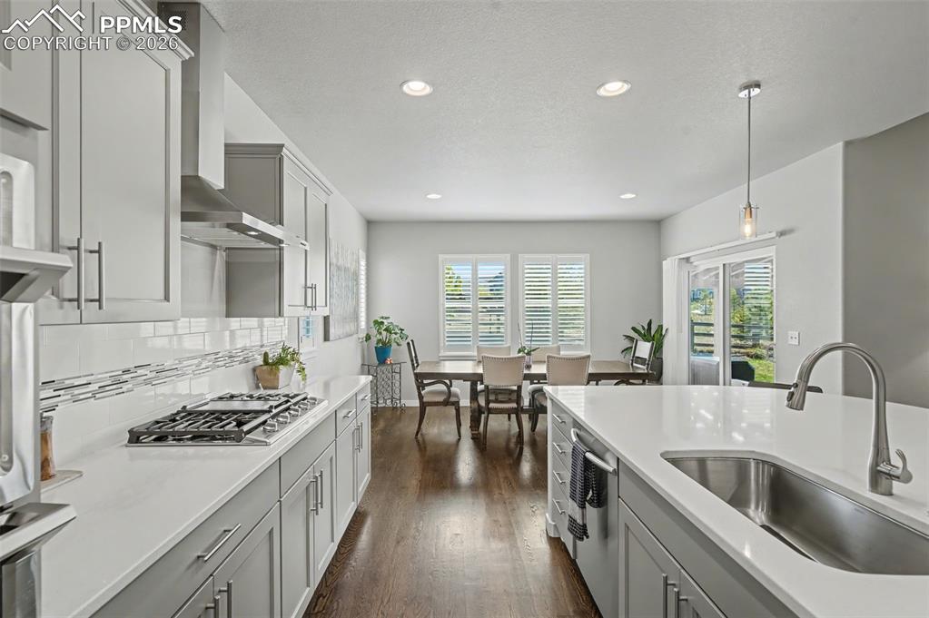 Image 14 of 50: Kitchen