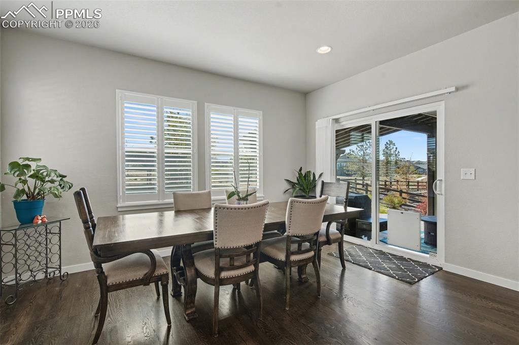 Image 15 of 50: Large eating nook area