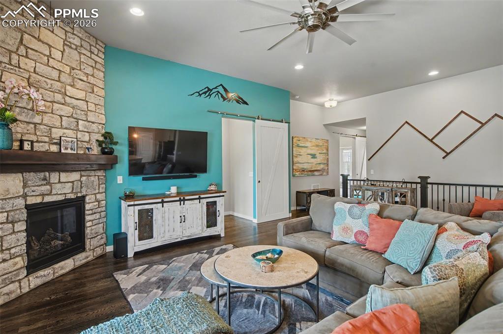 Image 18 of 50: Living Room