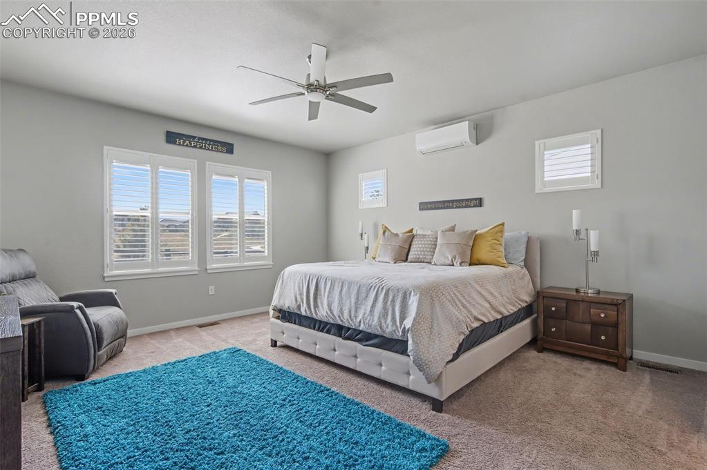 Image 19 of 50: Bedroom