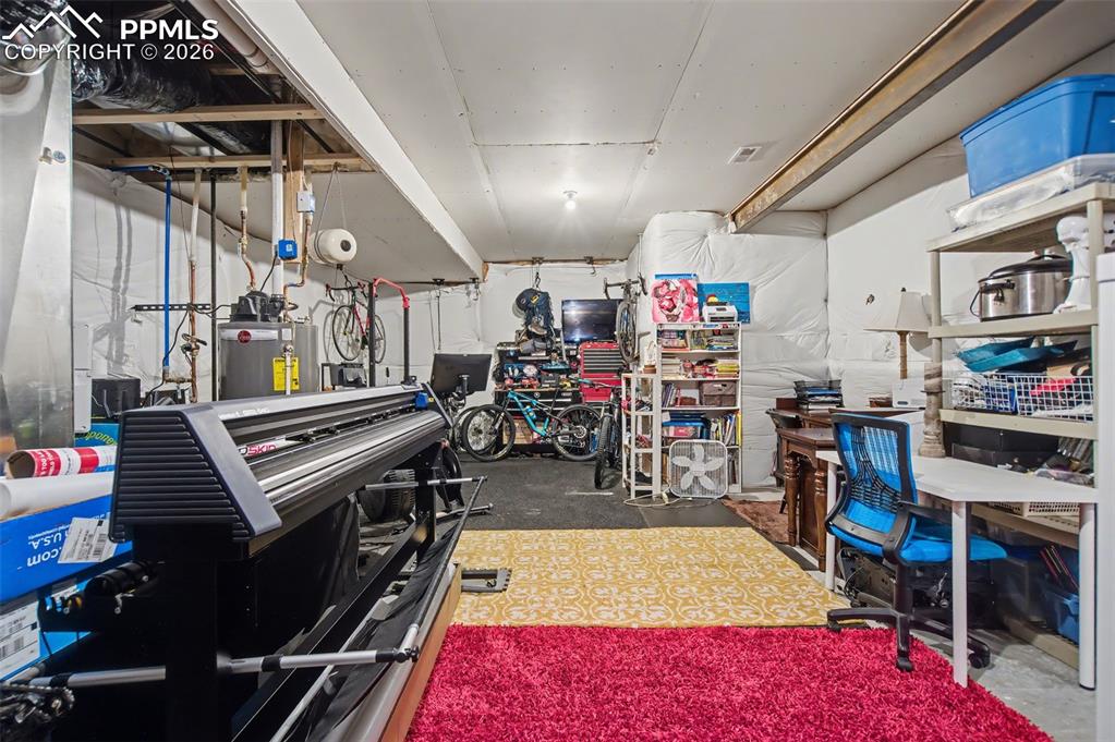 Image 37 of 50: Huge storage room!