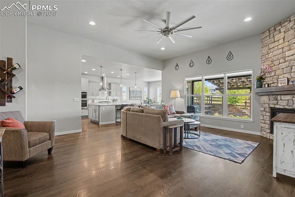 Image 5 of 50: Tall ceilings and open floor plan!