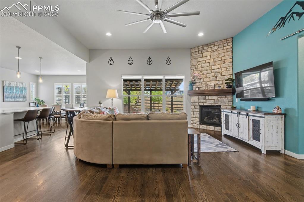 Image 6 of 50: Tall ceilings and open floor plan!